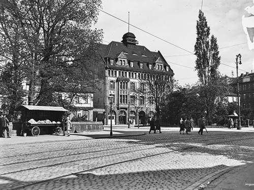 Blick von der Goseriede auf das Gewerkschaftshaus Nikolaistraße 7, am 1. April 1933 überfallen und besetzt durch SS und SA. Bis 1945 Sitz der "Deutschen Arbeitsfront". Foto von Wilhelm Ackermann, vor 1933